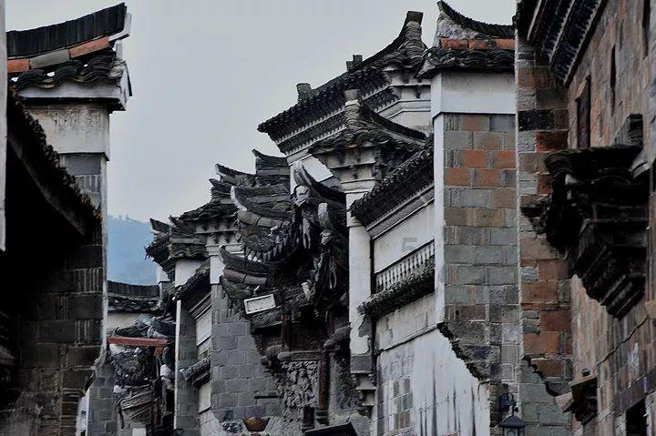 逃出昏暗的地下室