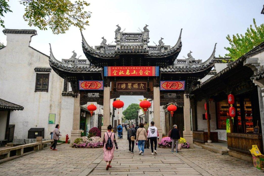 《恋与深空》《世界之外》周流水超原神：乙女游戏重返“赛场”